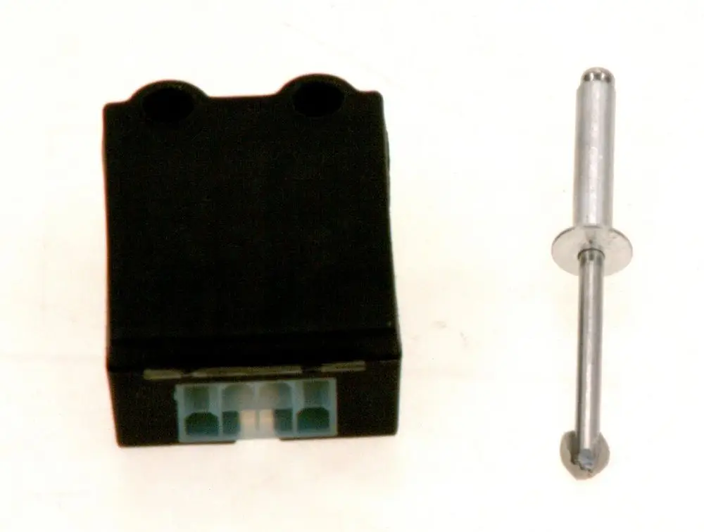 Schwarzer Kunststoffblock mit zwei Öffnungen oben und einer blauen Anschlussleiste unten, daneben ein metallischer Stift. Produkt von Bosch.